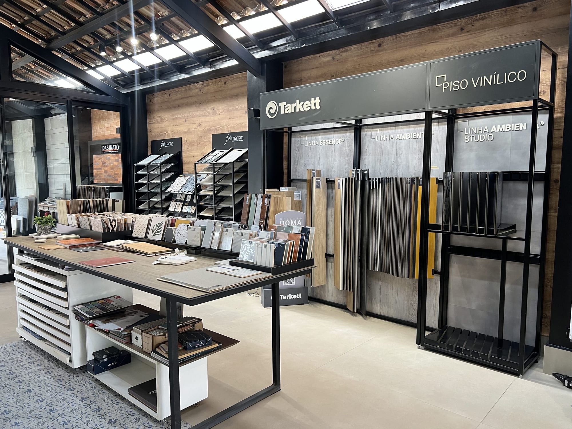 Expositor de pisos vinílicos Tarkett com mesa de amostras